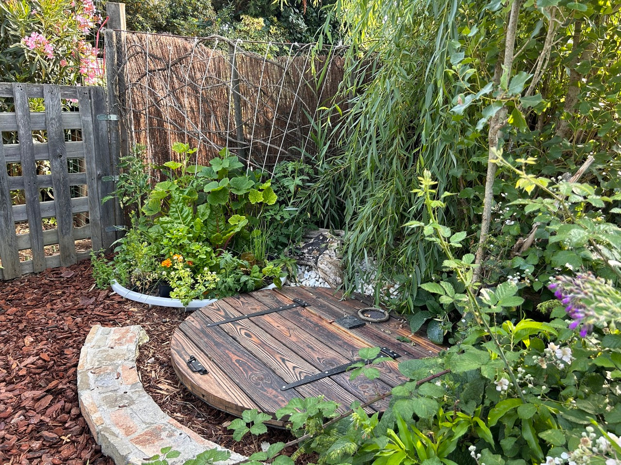 Dans un coin de jardin se trouve deux cuves enterré dont on ne voit que deux ronds à la surface de 1m2 chacun. L&